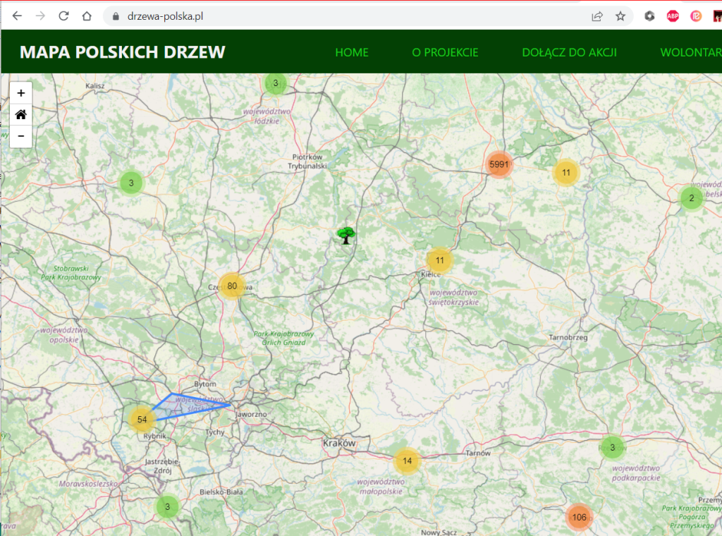 Obraz mapy ze strony drzewa-polska.pl z zaznaczonym obszarem w okolicy Rybnika i liczbami zinwentaryzowanych drzew.
Kliknięcie obrazka powoduje otwarcie nowej karty przeglądarki z mapą interaktywną